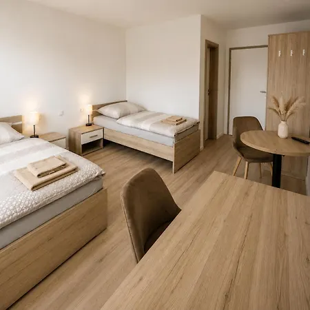 Haus Zur Krone - Pension&unterkunft In Ulmbach Bei Steinau Gasthof 3*